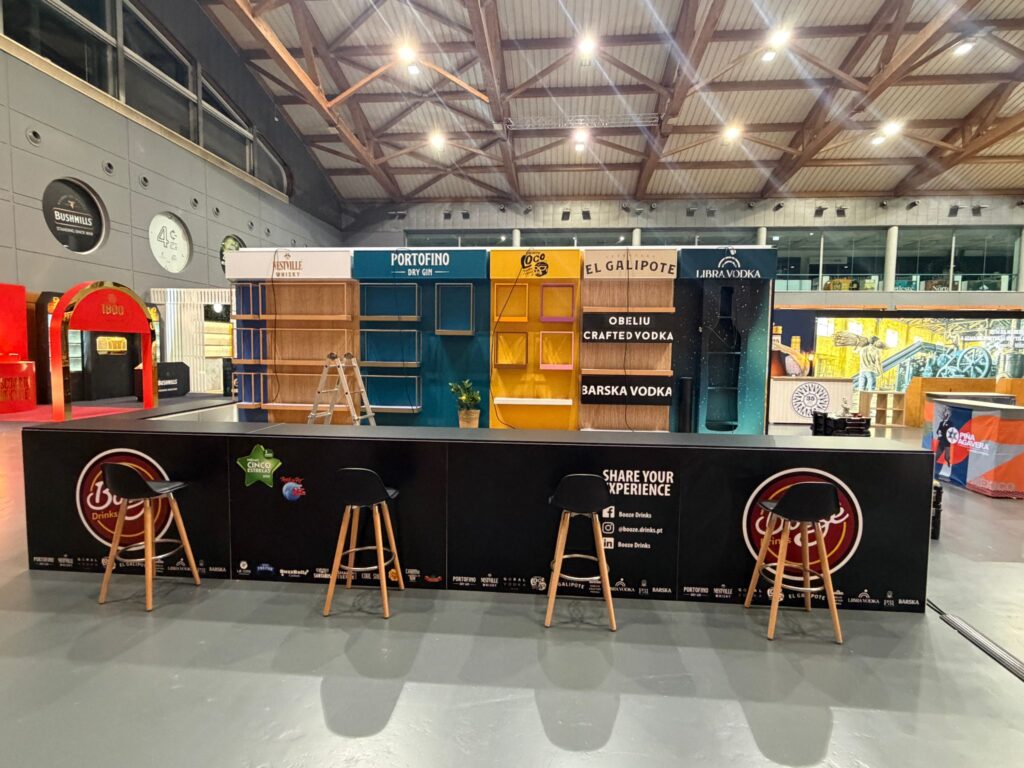 Stand Booze Drinks completo no pavilhão da feira