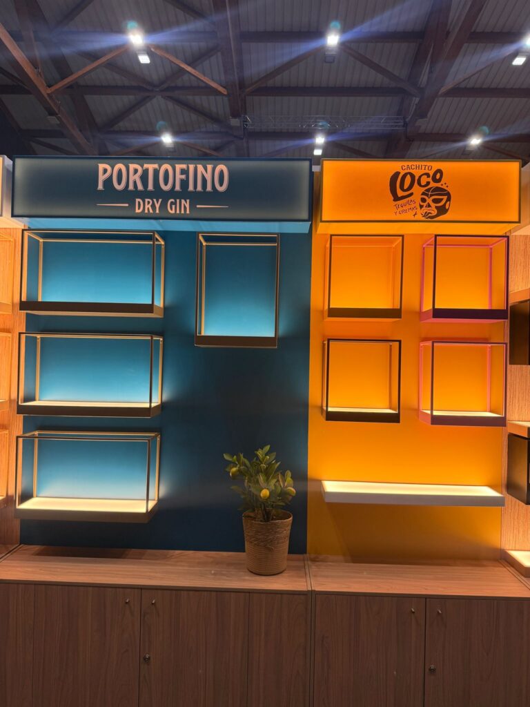Estantes iluminadas em laranja e azul-petróleo no stand Booze Drinks