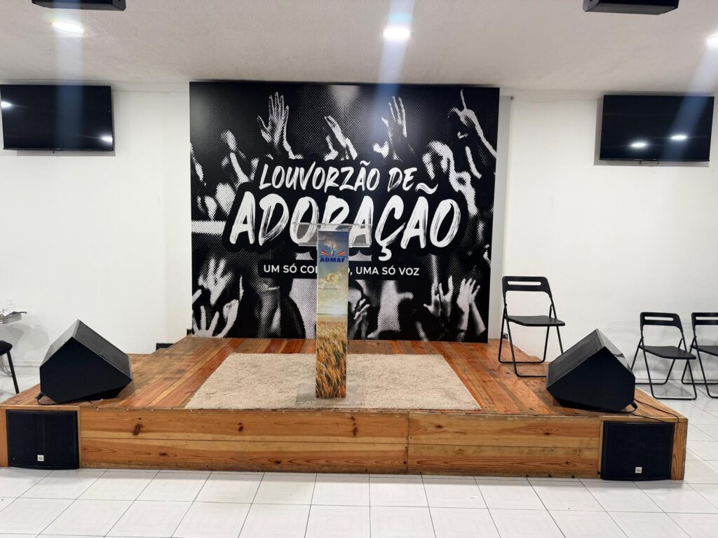 Palco em madeira com painel gráfico para o evento Louvorzão de Adoração
