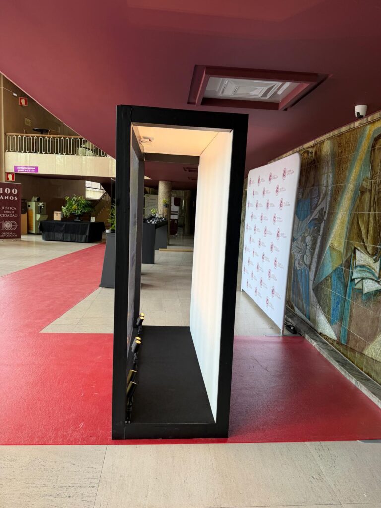 Estrutura metálica preta da vitrine da Ordem dos Advogados