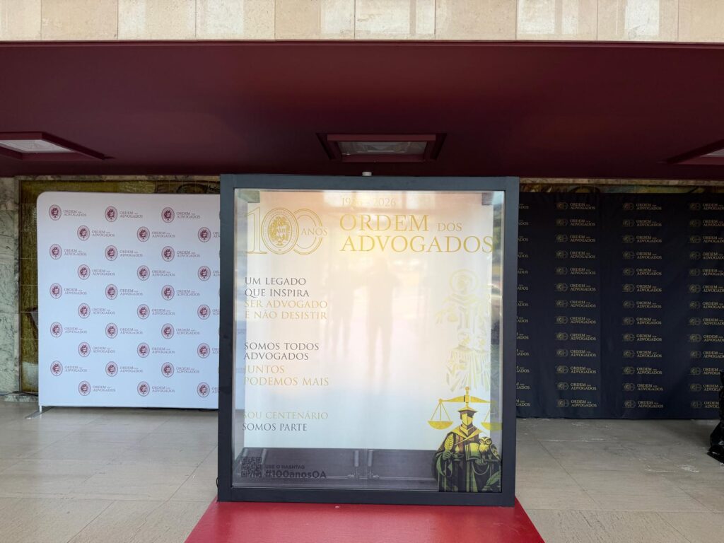 Vitrine da Ordem dos Advogados em frente ao photocall