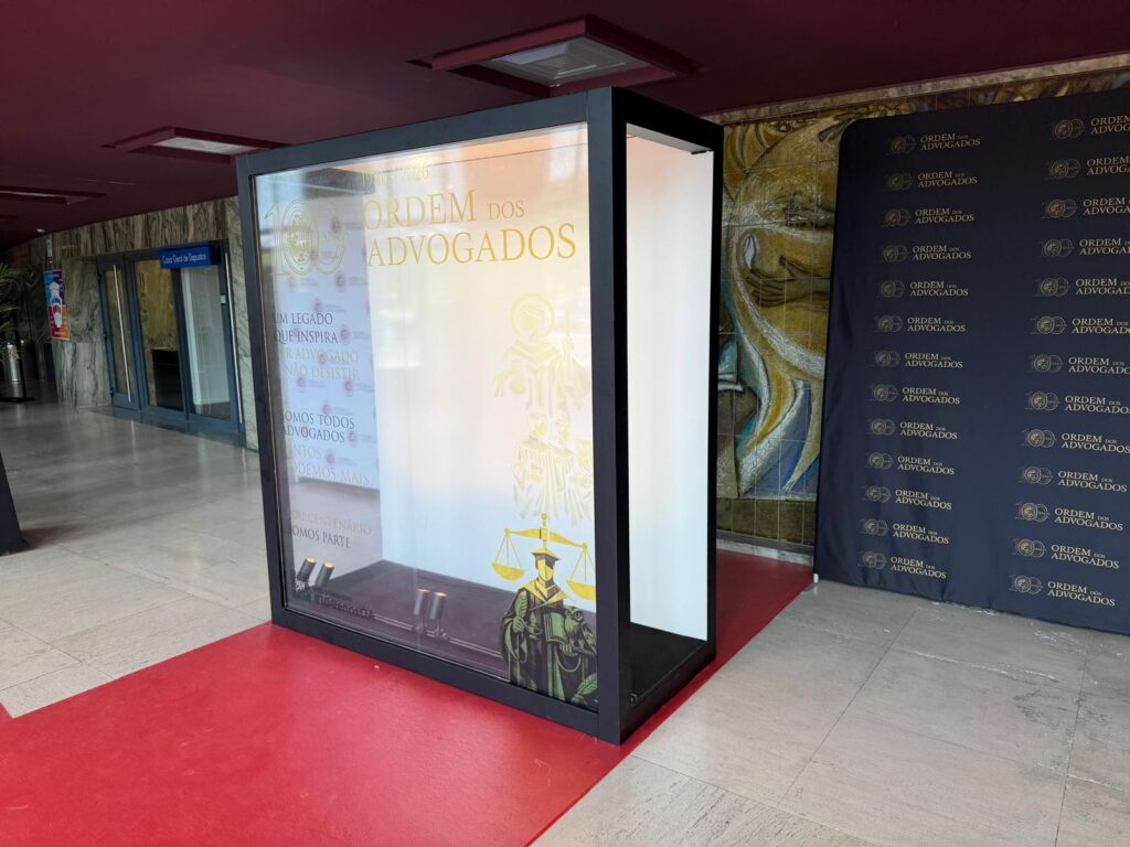 Vitrine expositiva iluminada da Ordem dos Advogados com passadeira vermelha