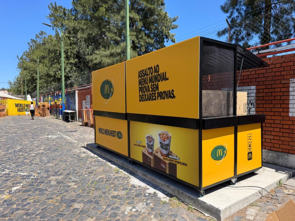 Quiosque amarelo da campanha World Menu Heist da McDonald's