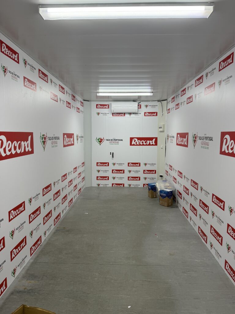 Interior do contentor revestido com a imagem do patrocinador