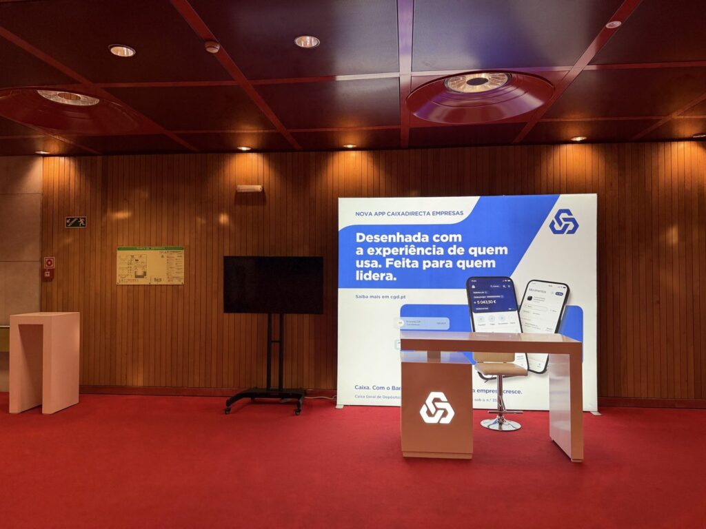 Balcão de acolhimento e painel da CGD no foyer da Culturgest