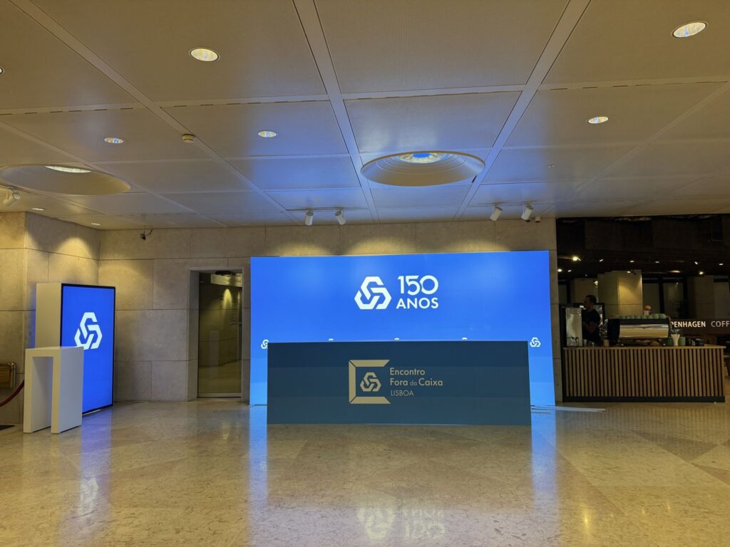 Painel retroiluminado dos 150 anos da CGD na entrada da Culturgest