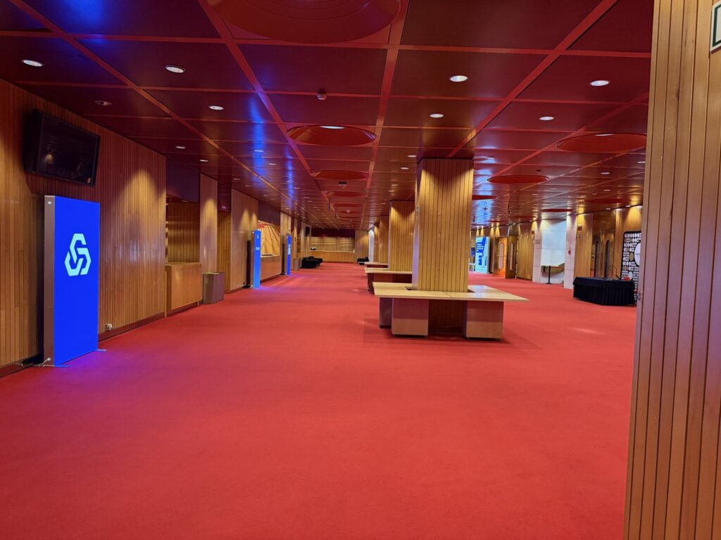 Foyer da Culturgest com totens e sinalética dos 150 anos da CGD