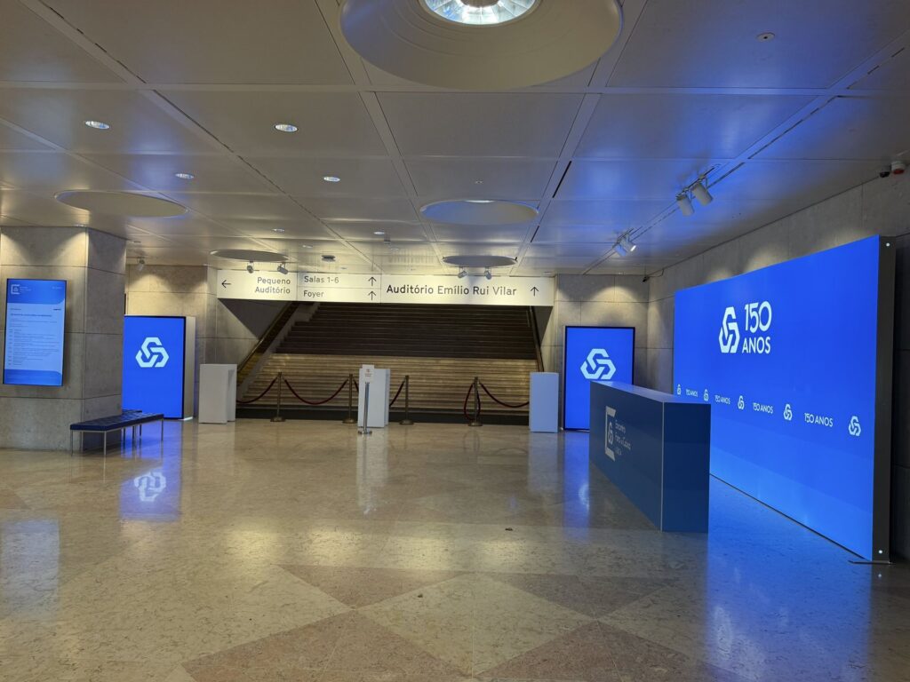 Átrio da Culturgest com painéis e balcões dos 150 anos da CGD