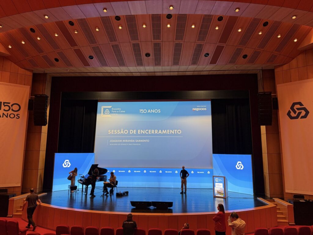 Cenografia do palco na sessão de encerramento dos 150 anos da CGD