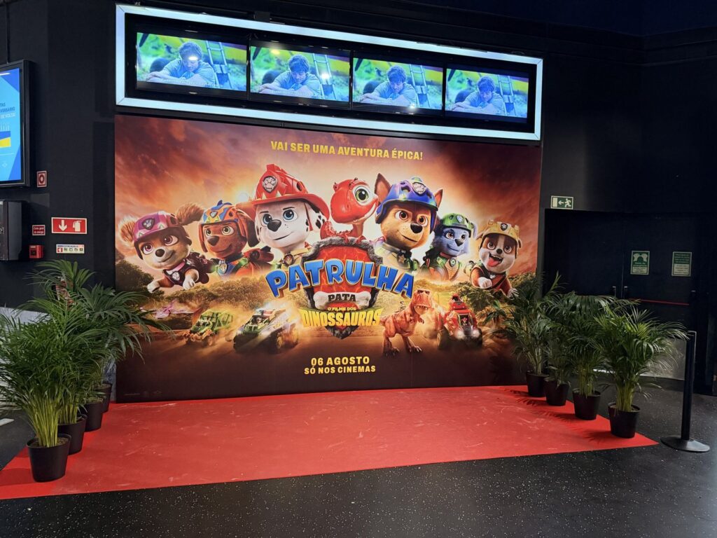 Backdrop de estreia com passadeira vermelha nos Cinemas NOS