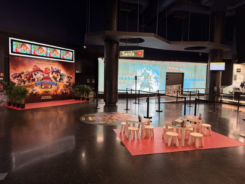 Área infantil temática no foyer dos Cinemas NOS