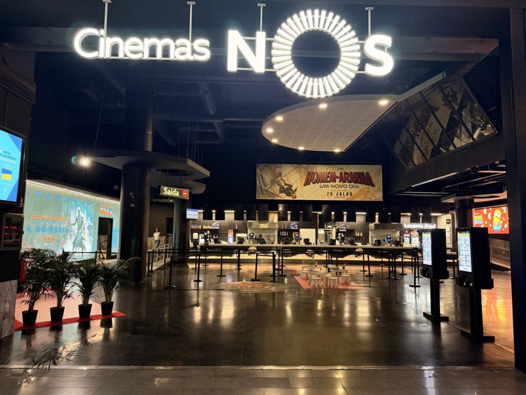 Foyer dos Cinemas NOS com cenografia de estreia