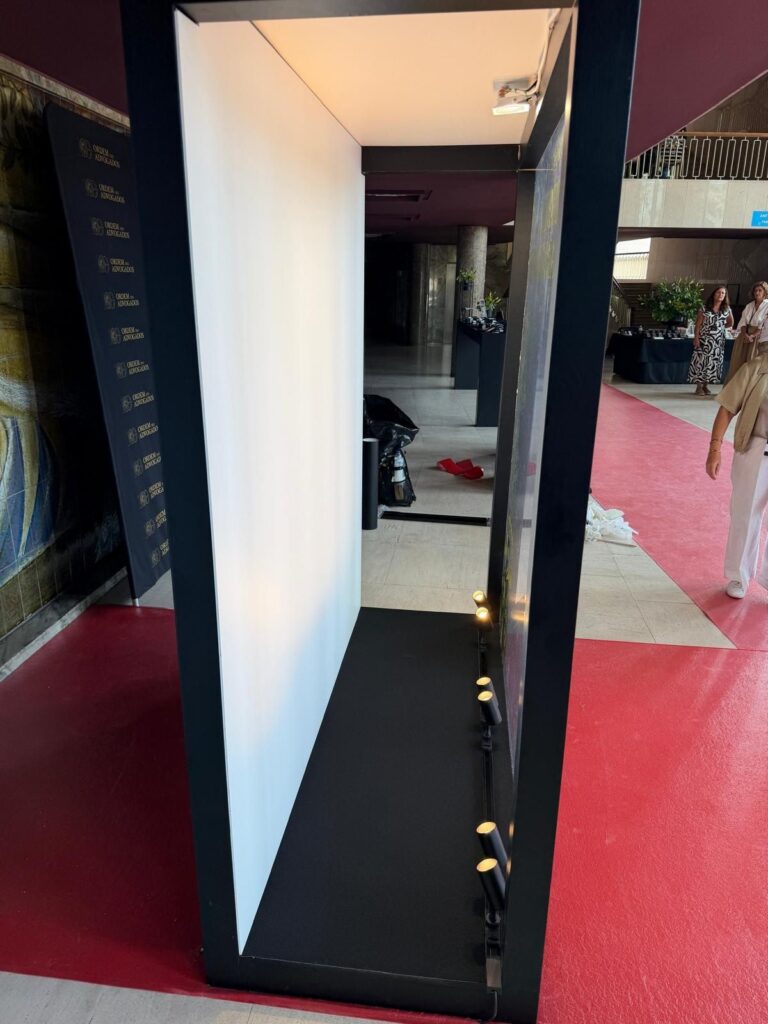 Pormenor da vitrine com vidro e iluminação integrada