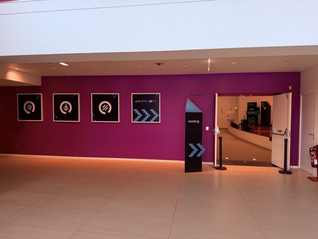 Receção e sinalética em espaço corporativo Loading