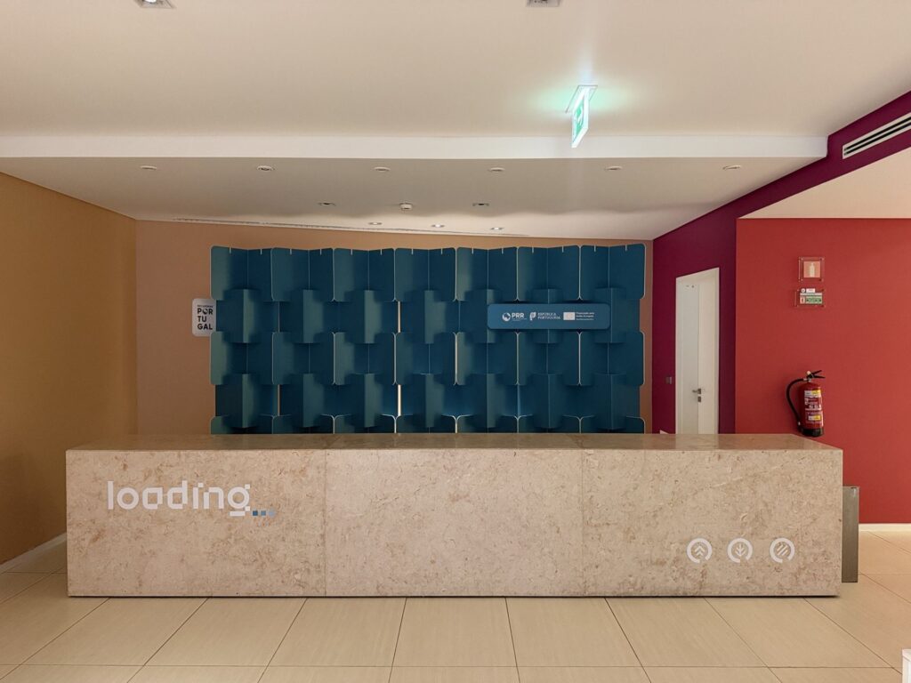 Balcão de receção no espaço Loading