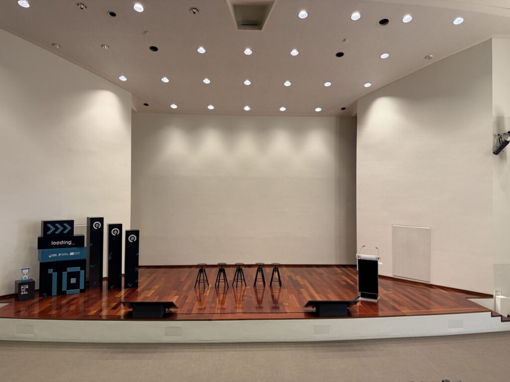 Auditório com palco em madeira no espaço Loading