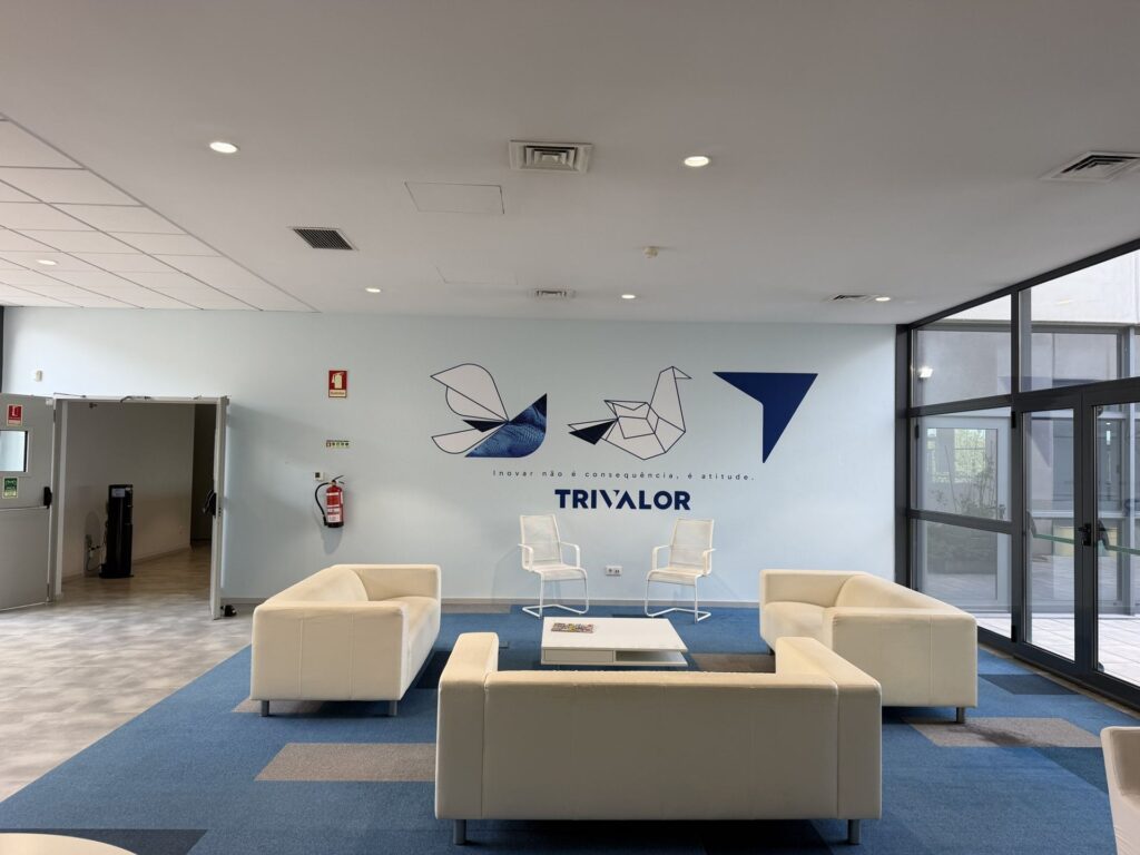 Zona lounge com parede de marca em vinil da Trivalor