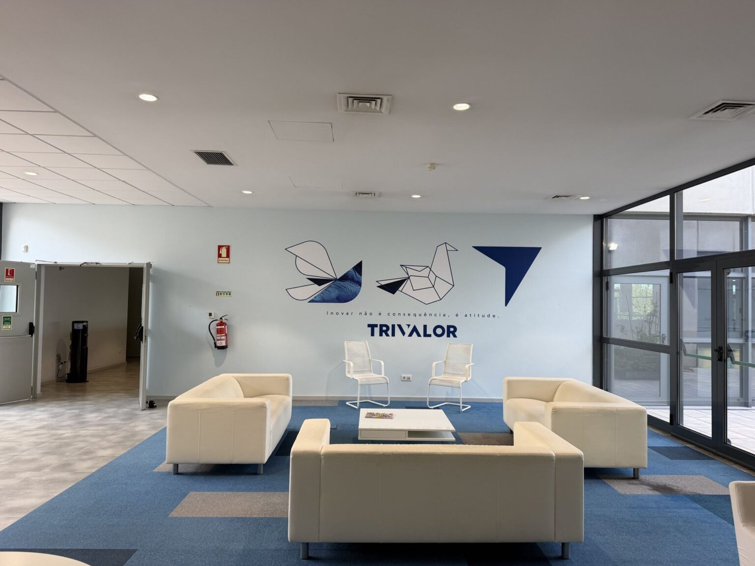 Zona lounge com parede de marca em vinil da Trivalor
