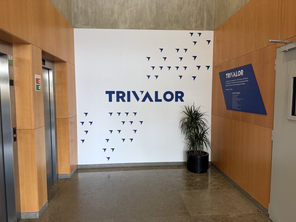 Parede de entrada com logótipo e grafismo da Trivalor