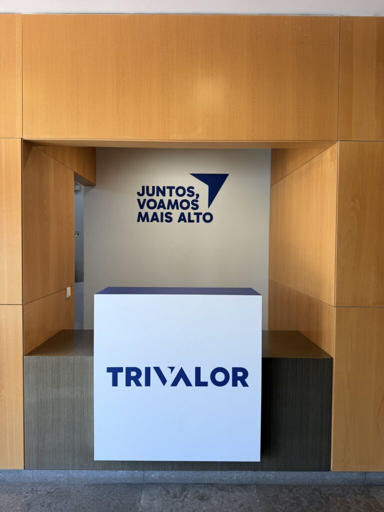Balcão de receção com a marca Trivalor