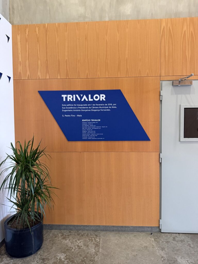 Placa informativa com a identidade da Trivalor