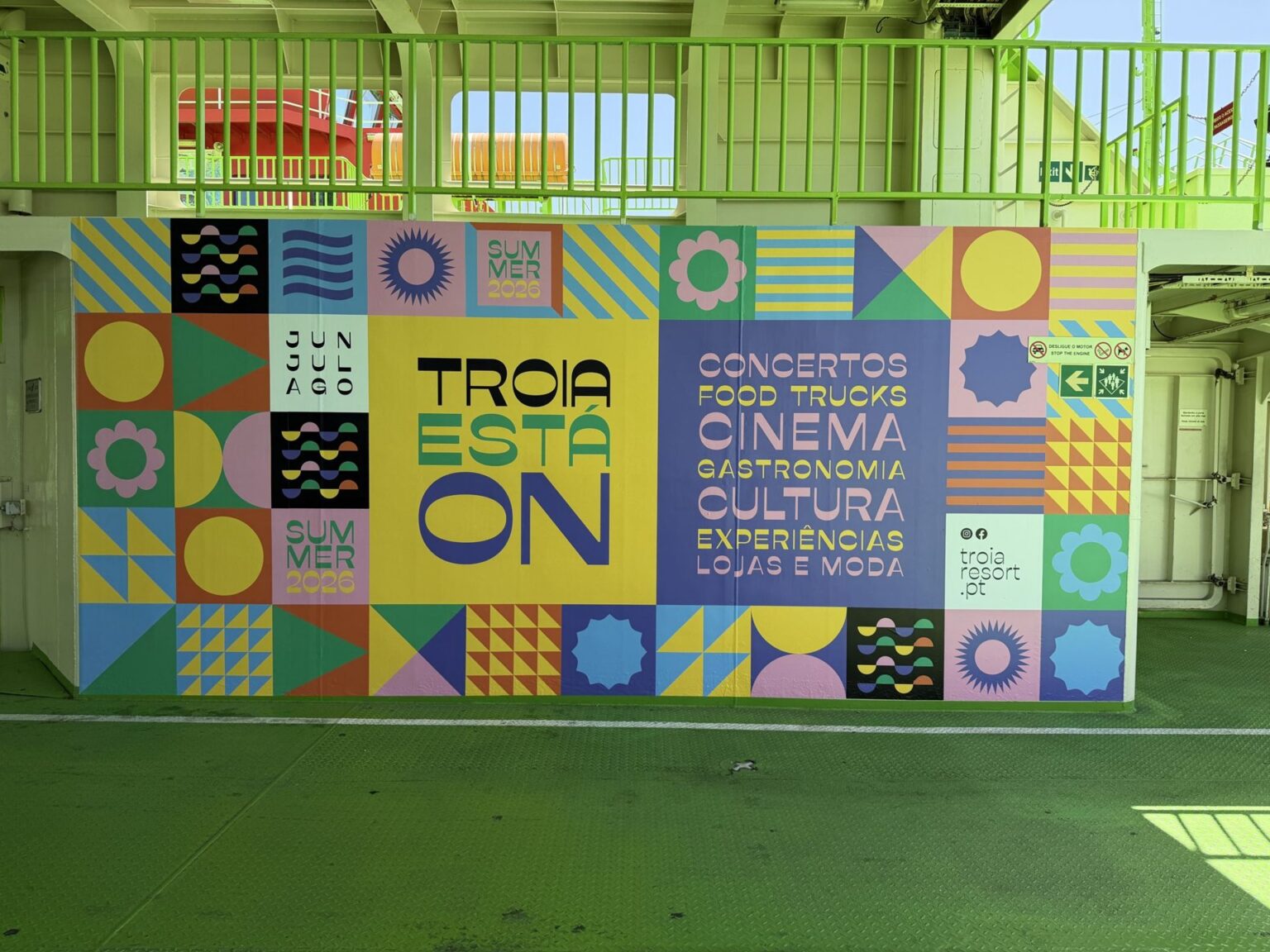 Painel cenográfico Troia Está On a bordo do ferry