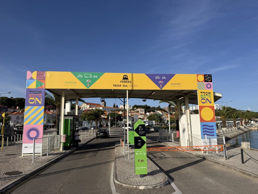 Pórtico de entrada temático da campanha Troia Está On
