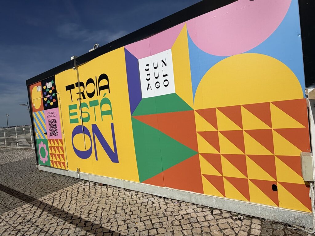 Contentor revestido com grafismo Troia Está On na marina
