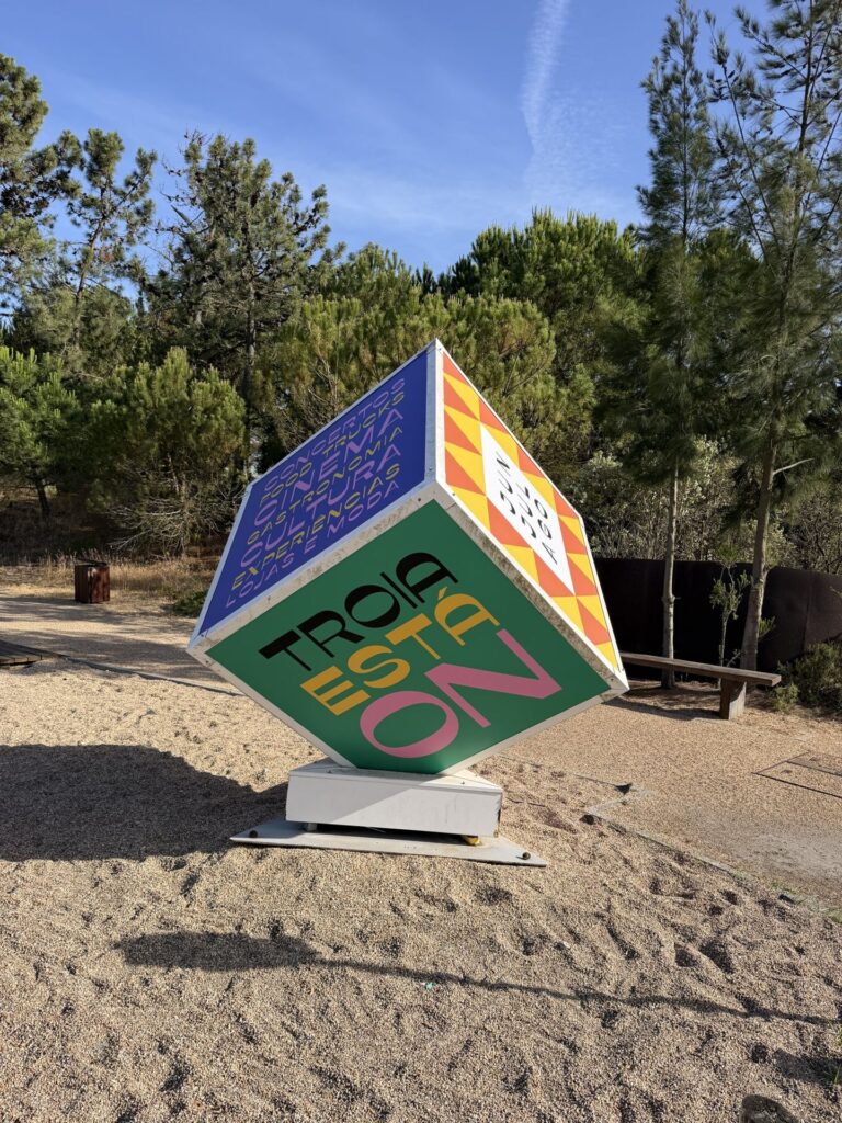 Cubo gigante Troia Está On instalado na paisagem de Troia