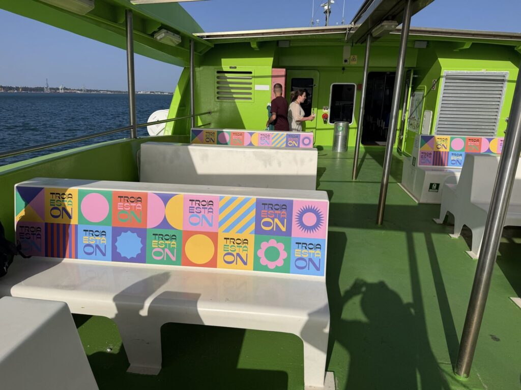 Bancos revestidos com padrões Troia Está On no convés do ferry