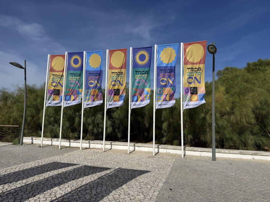 Bandeiras da campanha Troia Está On ao longo do passeio