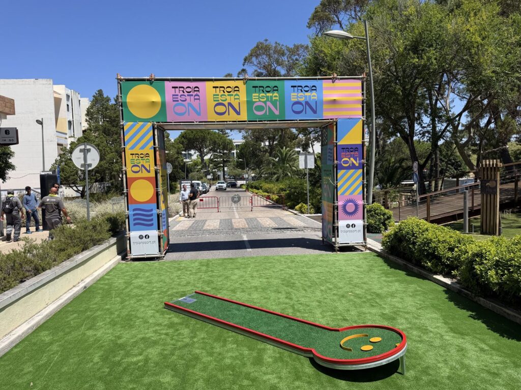 Pórtico e mini-golfe temático da campanha Troia Está On