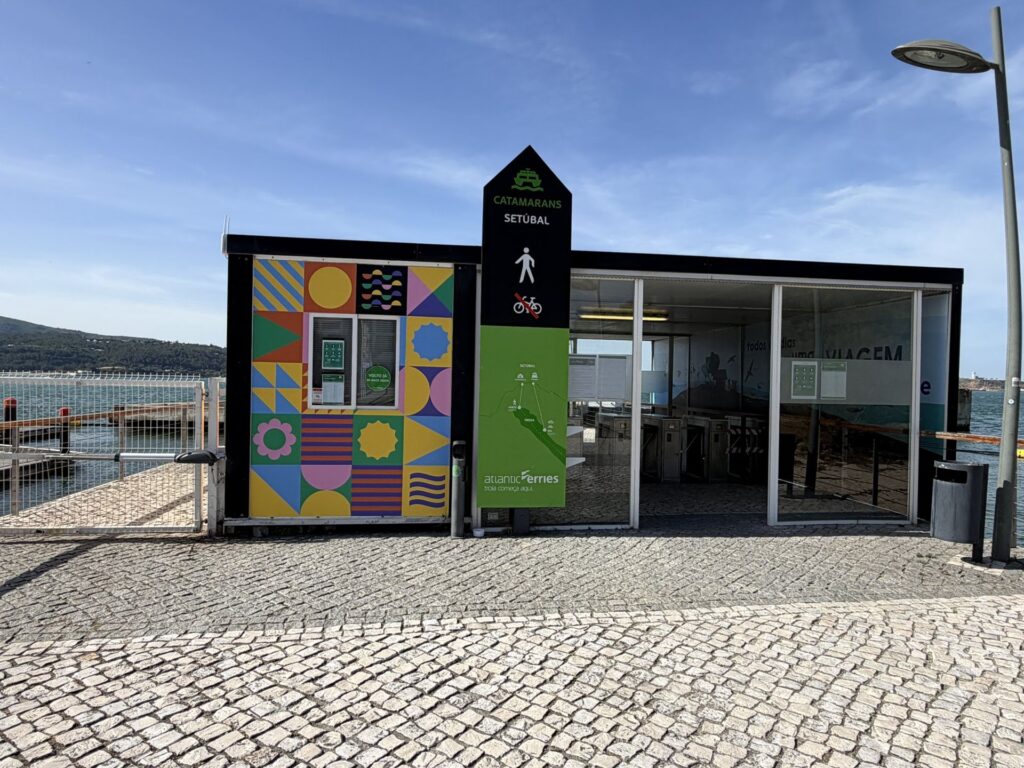 Quiosque revestido com grafismo Troia Está On