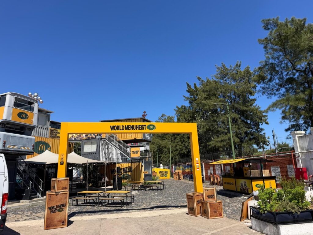 Pórtico amarelo World Menu Heist da McDonald's em Alcântara