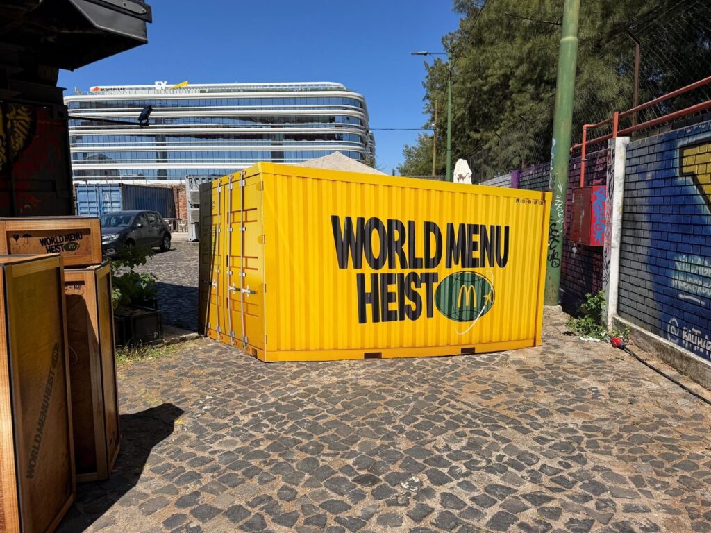 Contentor revestido World Menu Heist no recinto em Alcântara